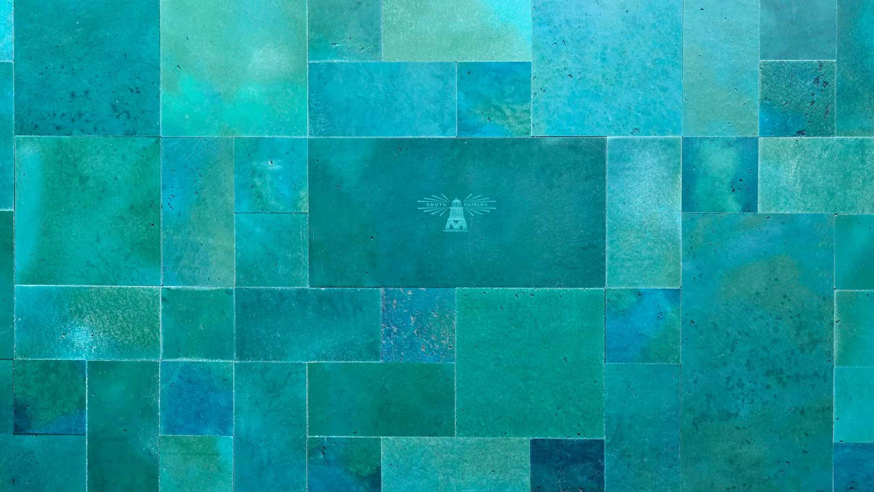 El proyecto convierte excedentes en piezas duraderas, certificadas y con identidad propia.