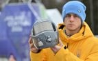 Vladysav Heraskevych y su casco en memoria de los deportistas muertos por la guerra. (Europa Press)