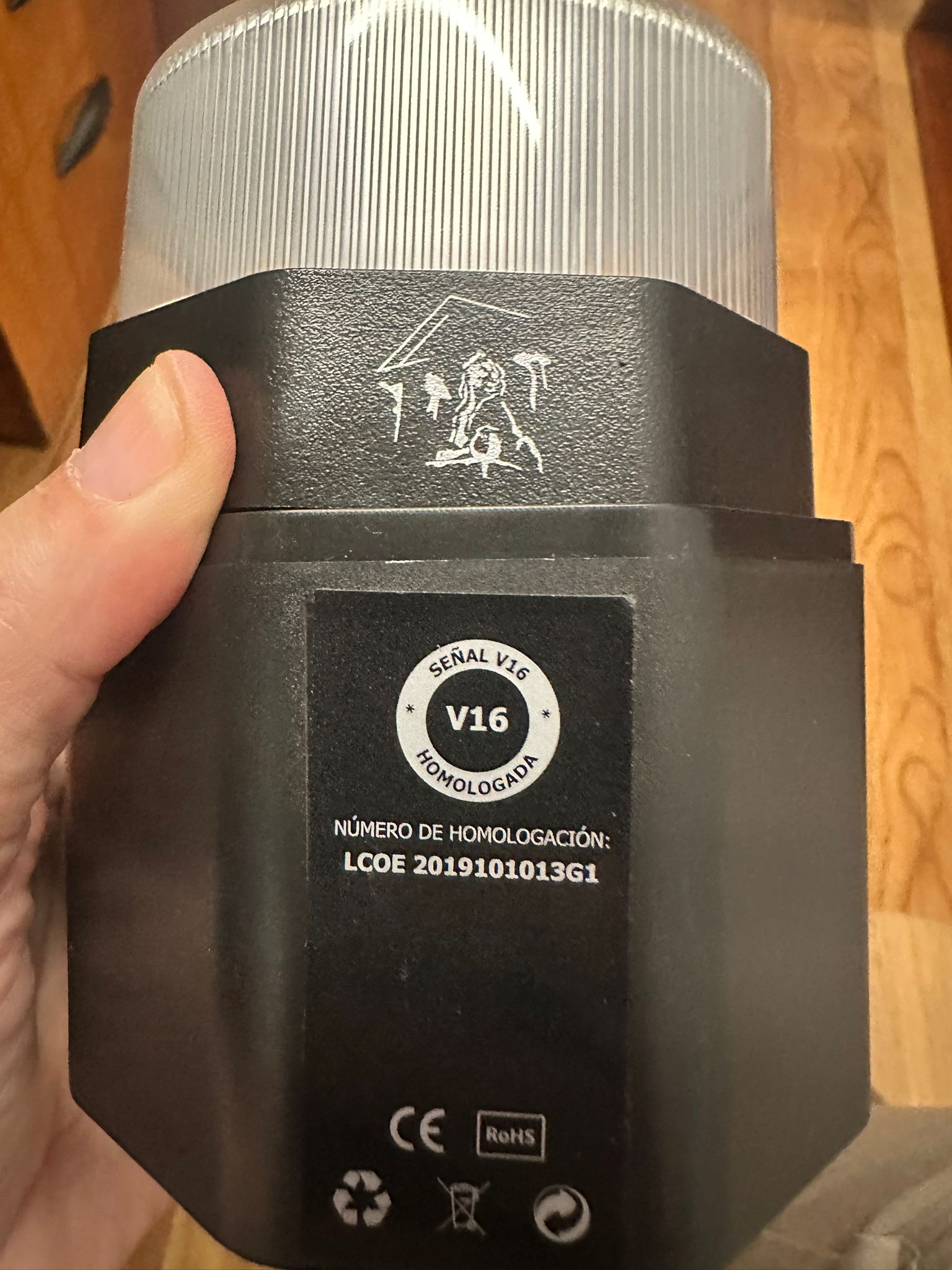 El Congreso de los Diputados vende una baliza por la que la DGT te puede multar igual