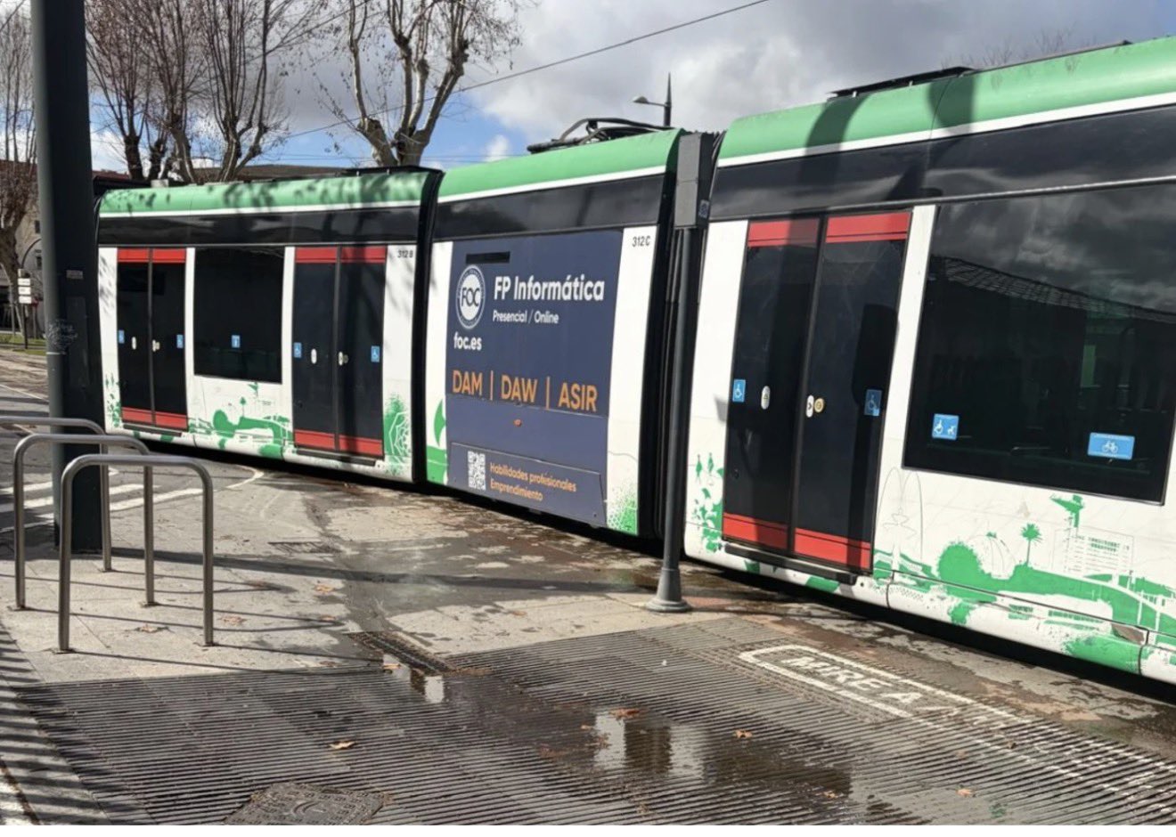 Descarrila un tren del Metro de Granada tras un fallo en la maniobra de cambio de vía