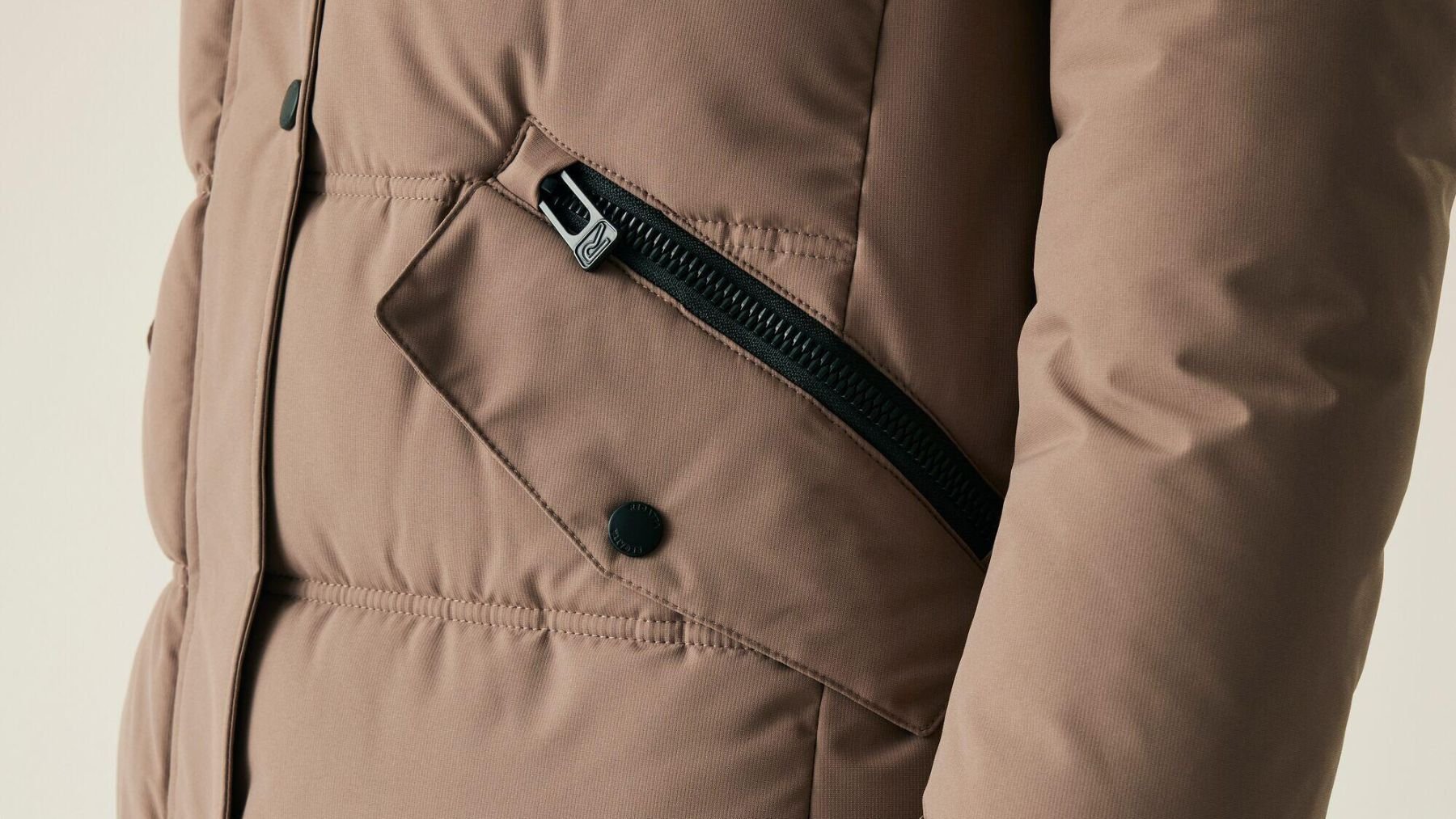 Adiós a gastar un dineral en abrigos: Decathlon se supera con la chaqueta de plumas térmica y waterproof en oferta