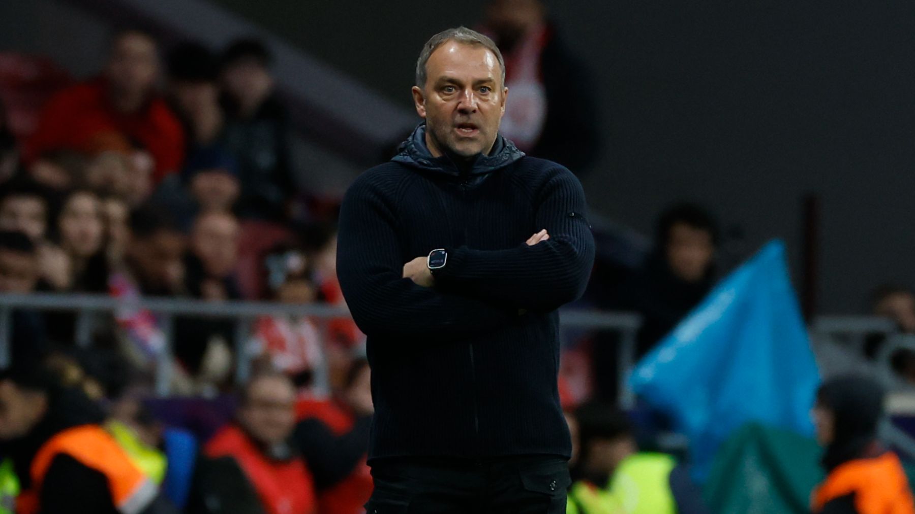 Flick se quita la careta con los árbitros: de pedir respeto a rajar de ellos tras perder 4-0