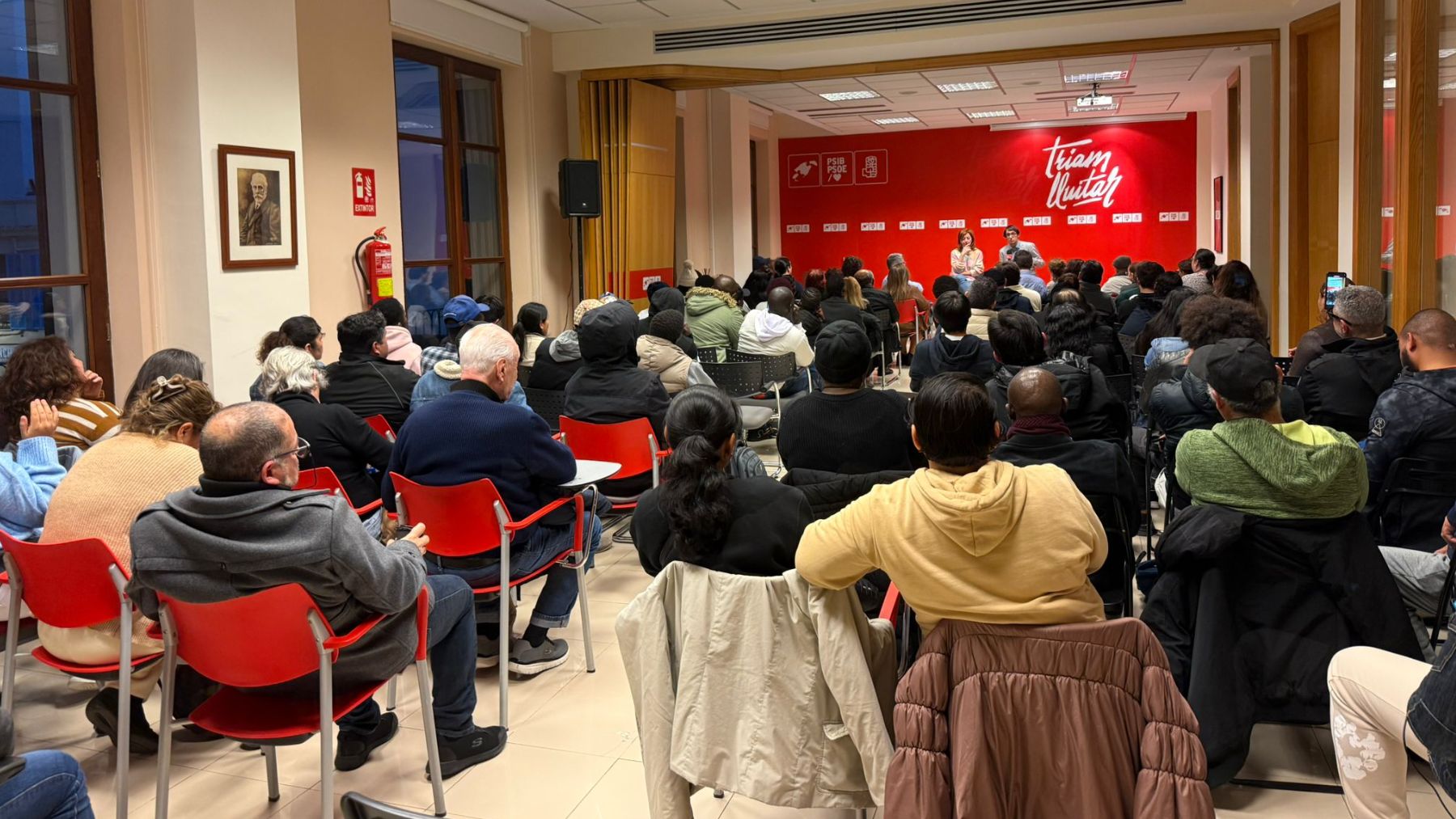 Armengol y Negueruela llenan de ilegales la sede del PSOE de Palma para invitarles a la regularización