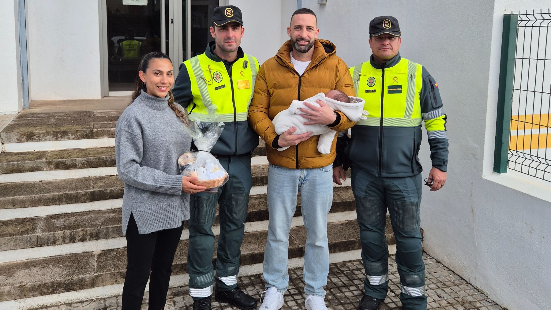 Emotivo encuentro en Mallorca: los guardias que escoltaron a una mujer a punto de dar a luz conocen a Víctor
