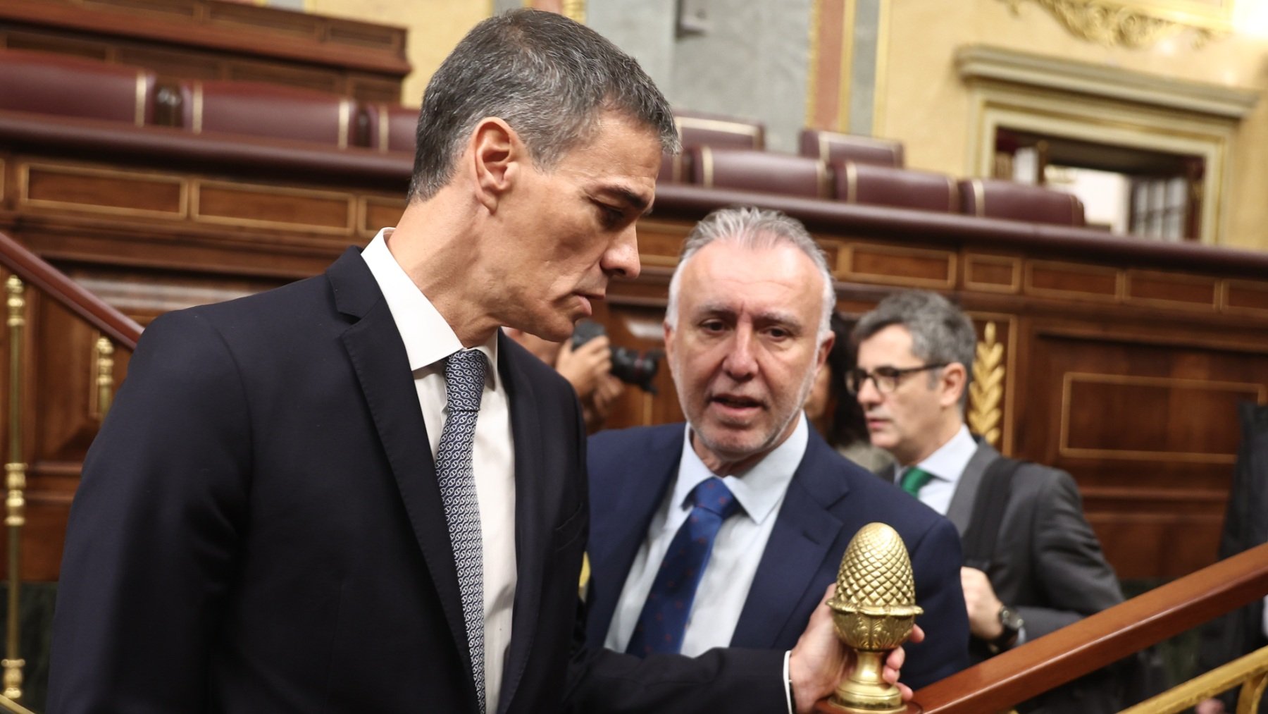 Sánchez lanza a sus ministros contra González para que abandone el PSOE: Piensa qué haces en el partido