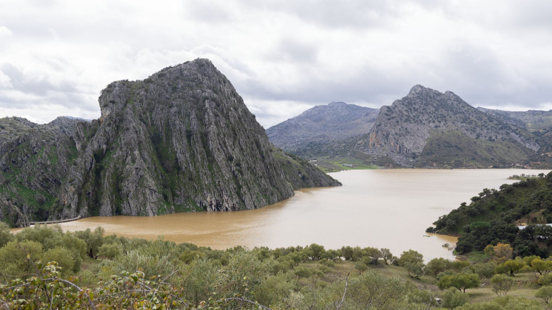 Vista de la presa y embalse de Montejaque, construido en 1923 pero que nunca funcionó. (Foto: EFE).