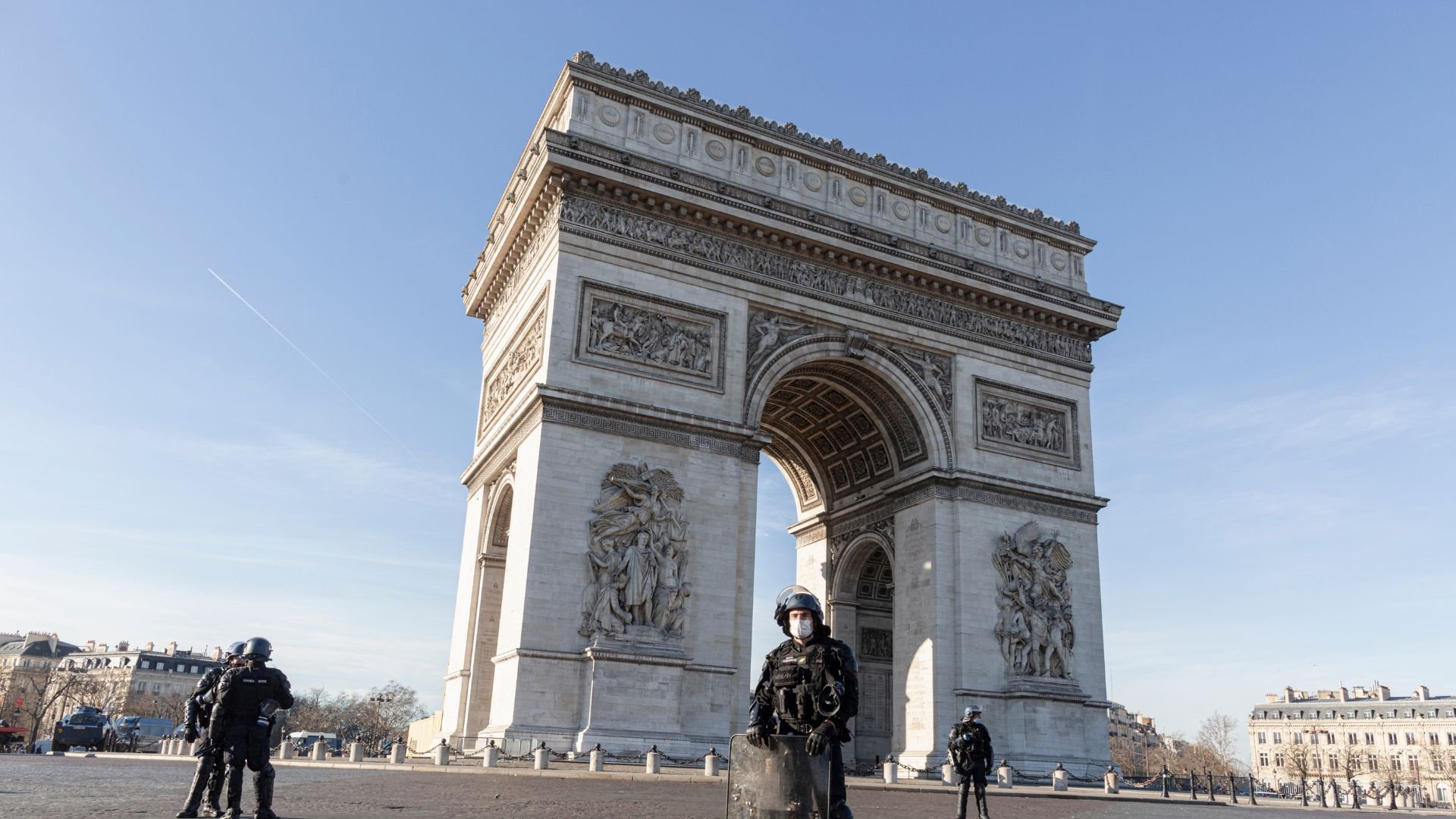 Policías de París disparan a un hombre que les atacó con un cuchillo cerca del Arco del Triunfo