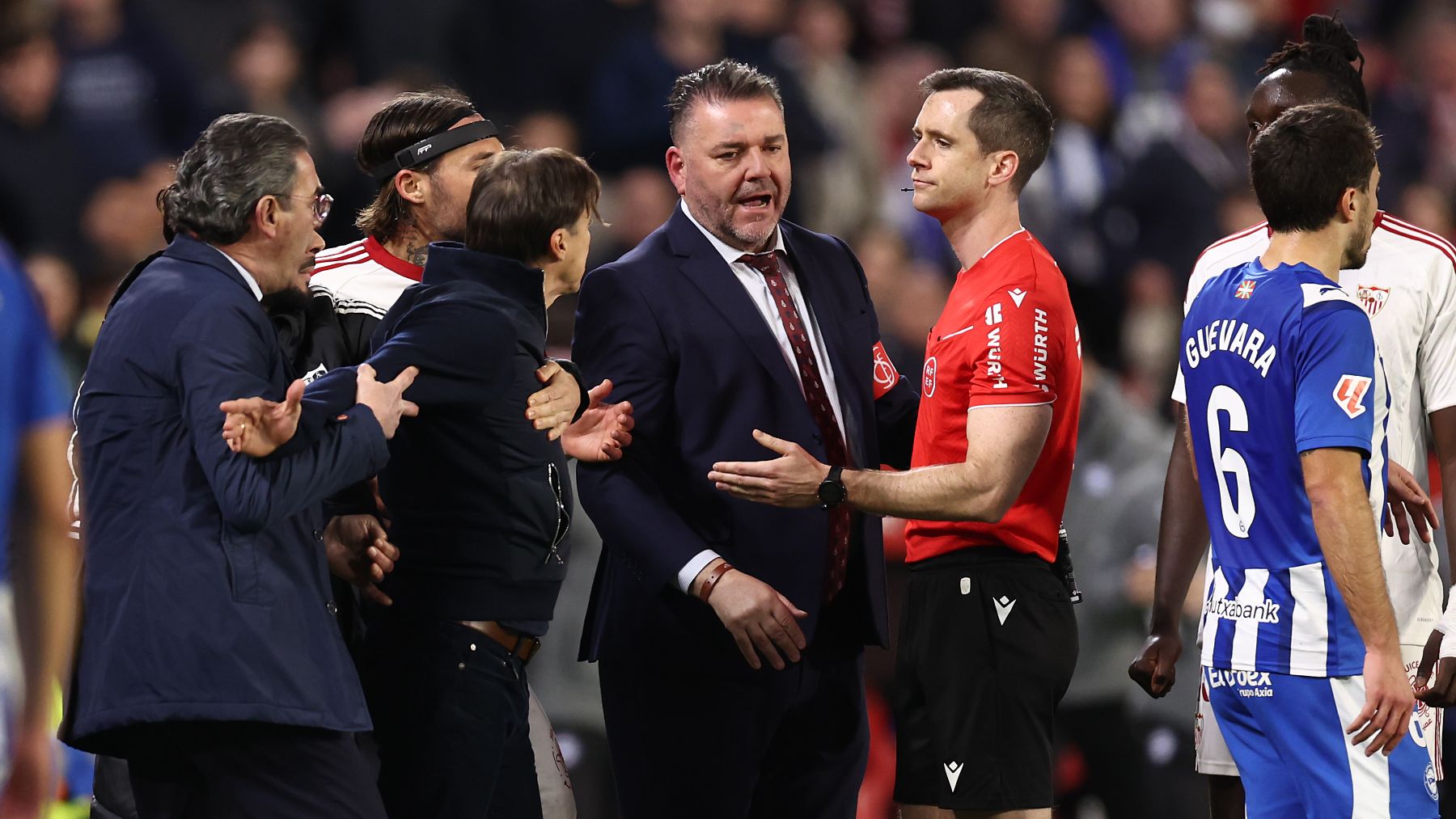 Lío monumental de Almeyda al ser expulsado: se encara con el árbitro y empuja al de seguridad