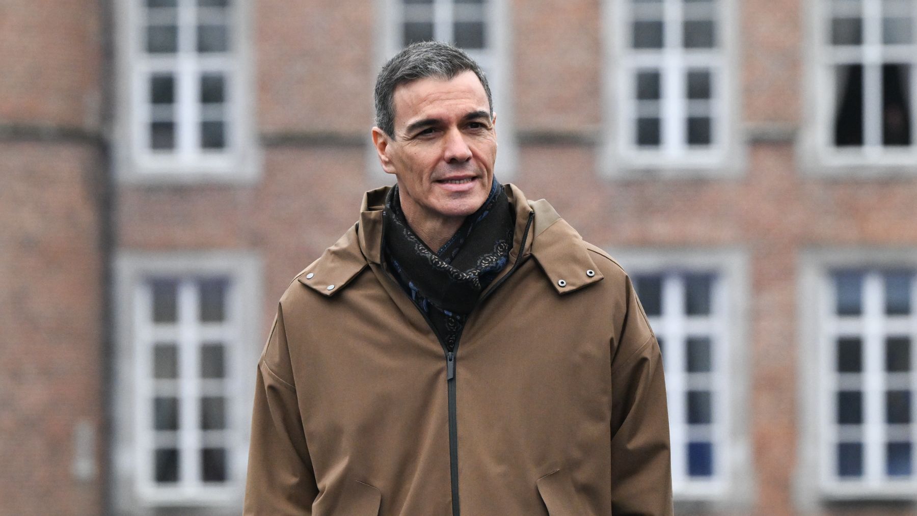 Sánchez pide el rearme moral del mundo mientras él se atrinchera rodeado de corrupción política y familiar