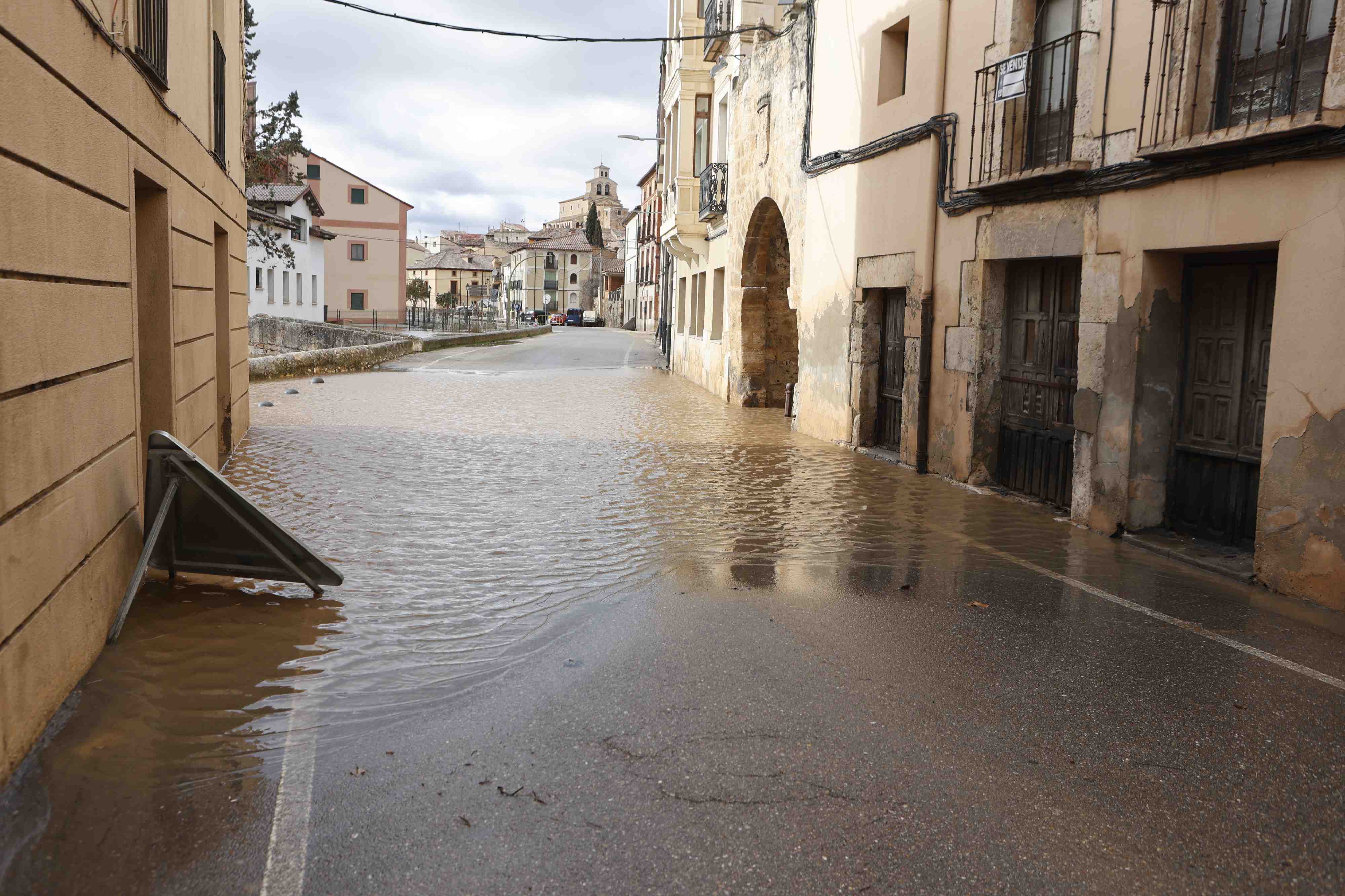 La borrasca Oriana obliga a confinar San Esteban de Gormaz (Soria) y evacuar vecinos por la crecida del Duero