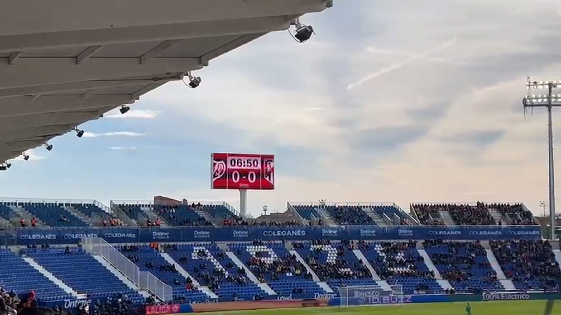 Demoledor: la Liga de Tebas hace el ridículo con Butarque semivacío para el derbi entre Rayo y Atlético