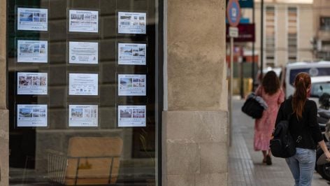 Anuncios de viviendas en una inmobiliaria de Palma.