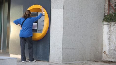 Una mujer sacando dinero de un cajero automático. (Foto: Europa Press – Rafael Bastante)