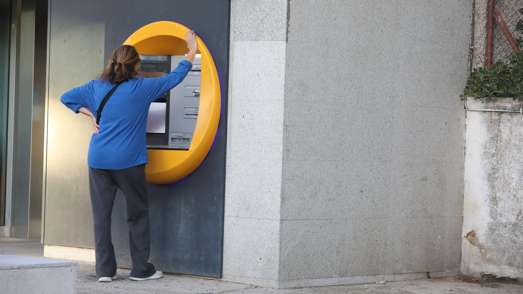 Una mujer sacando dinero de un cajero automático. (Foto: Europa Press – Rafael Bastante)