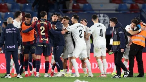 Los jugadores de Valencia y Levante al final del derbi. (Getty)