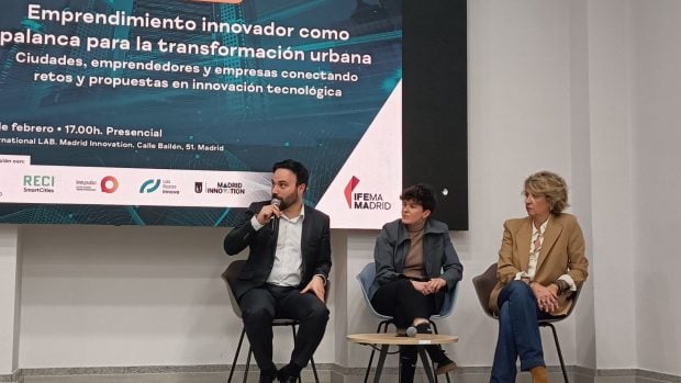 De izquierda a derecha: Ángel Niño (Ayuntamiento de Madrid), Carmen Martín Rubio (Ayuntamiento de Alcorcón) y María Belén Fernández-Salinero García ( Ayuntamiento de Alcobendas).