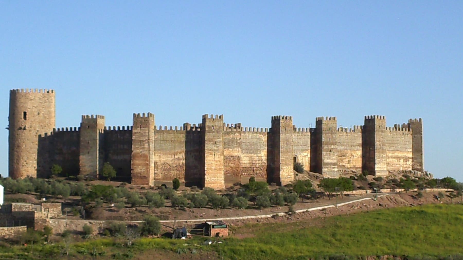 Parece de cuento pero es real: éste precioso castillo es el más antiguo de España y fue habitado hasta por siete reyes