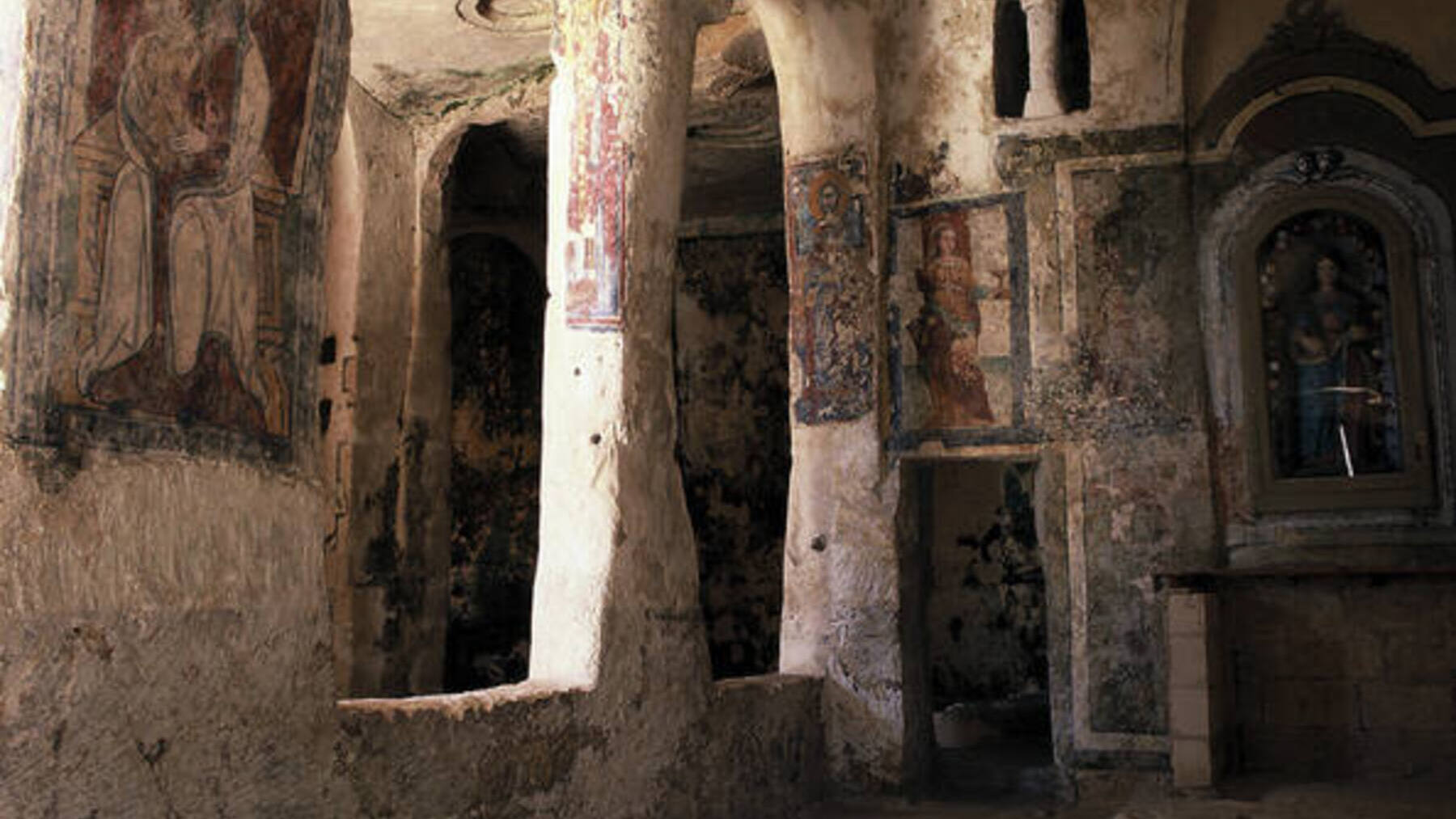 La insólita ciudad excavada en la roca que lleva 7.000 años habitada sin calefacción ni aire acondicionado