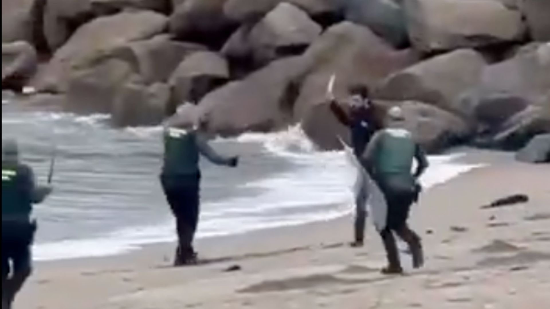 La heroica detención de un hombre que intentaba apuñalar a guardias civiles en una playa de Burela