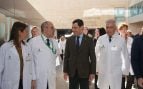 El presidente de la Junta de Andalucía, Juanma Moreno, a su llegada al Hospital Torrecárdenas de Almería.