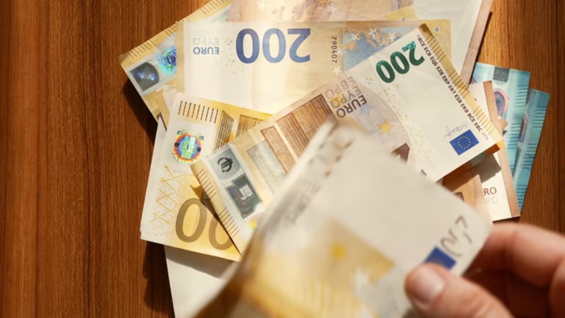 Lo que el Gobierno no te cuenta de la nueva ayuda de 200 euros por hijo hasta los 18 años: la letra pequeña