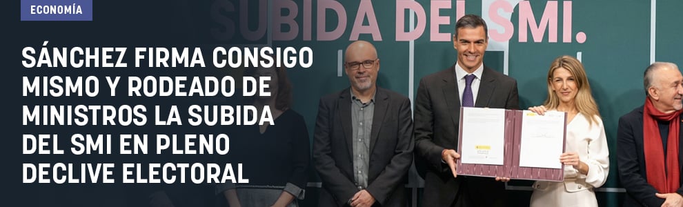 Sánchez firma consigo mismo y rodeado de ministros la subida del SMI en pleno declive electoral