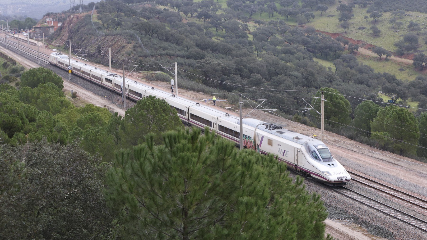 Un tren se queda detenido en Adamuz el día de la reapertura por una pieza suelta en la catenaria