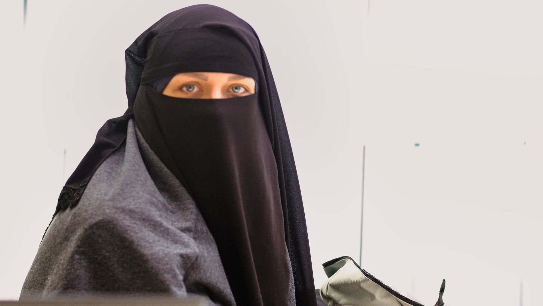 Alcalá de Henares, con los votos de PP y Vox, prohíbe el acceso con burka a dependencias municipales