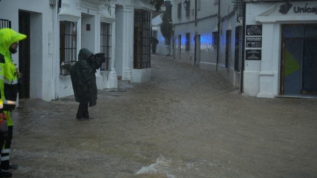 Calles inundadas de agua en Grazalema. (Foto: Europa Press).