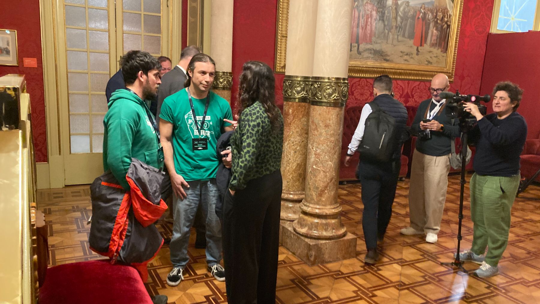 La socialista Amanda Fernández con los ‘camisetas verdes’ en el Parlament.