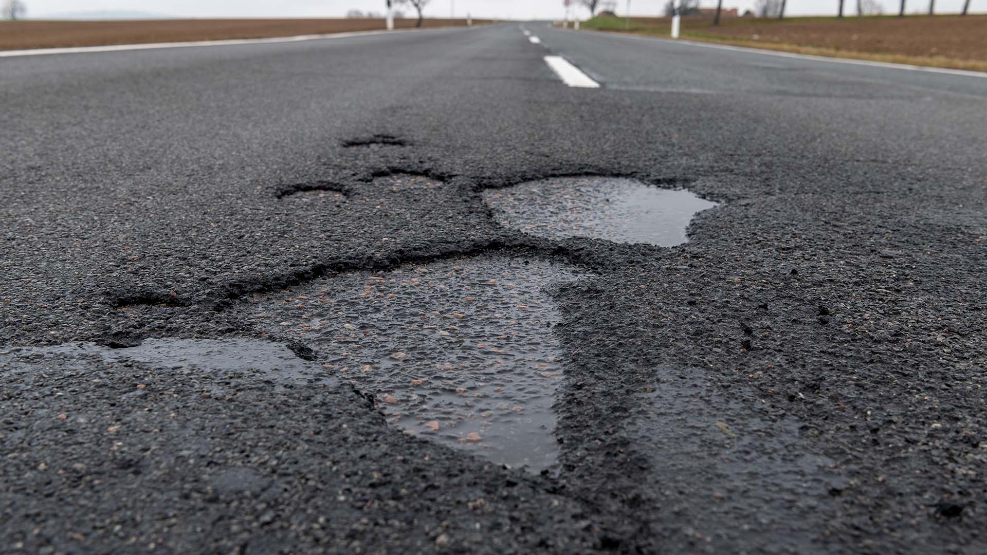 Los españoles pagan el caos: ir por una carretera en mal estado aumenta un 12% el consumo de combustible