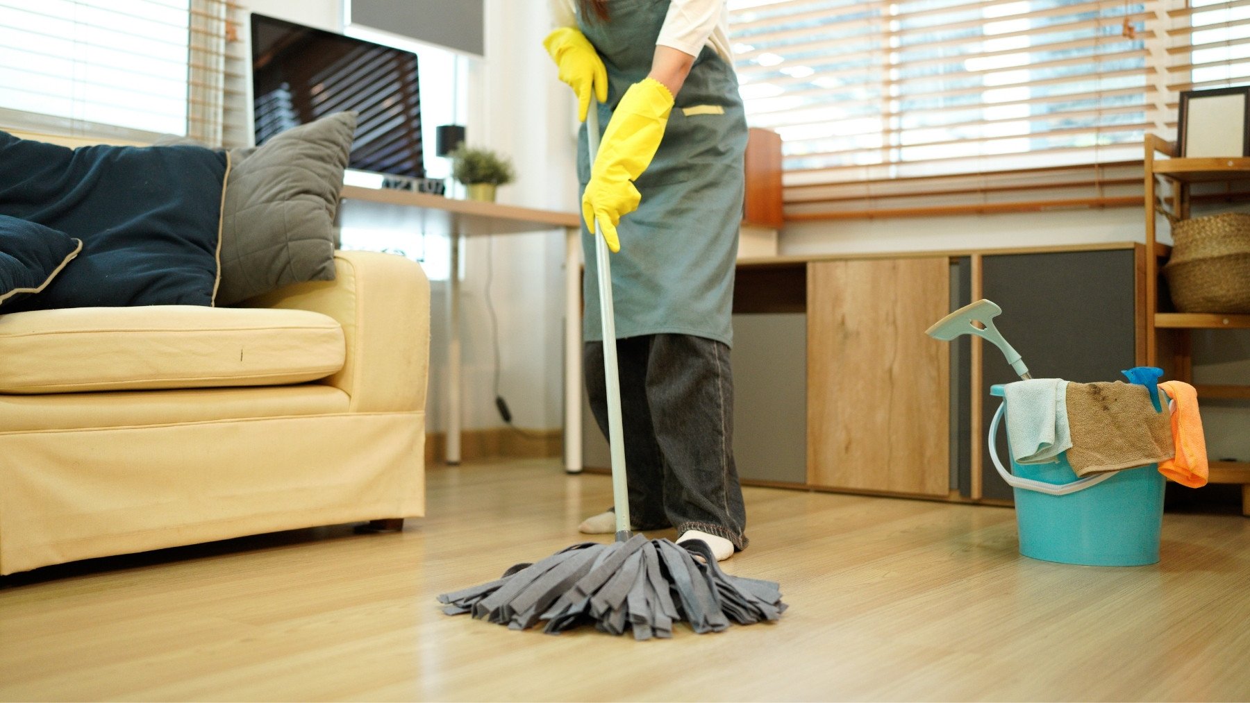 Ni se te ocurra usar esto para limpiar el parqué: el producto que todos usamos y que los expertos piden tirar a la basura de inmediato