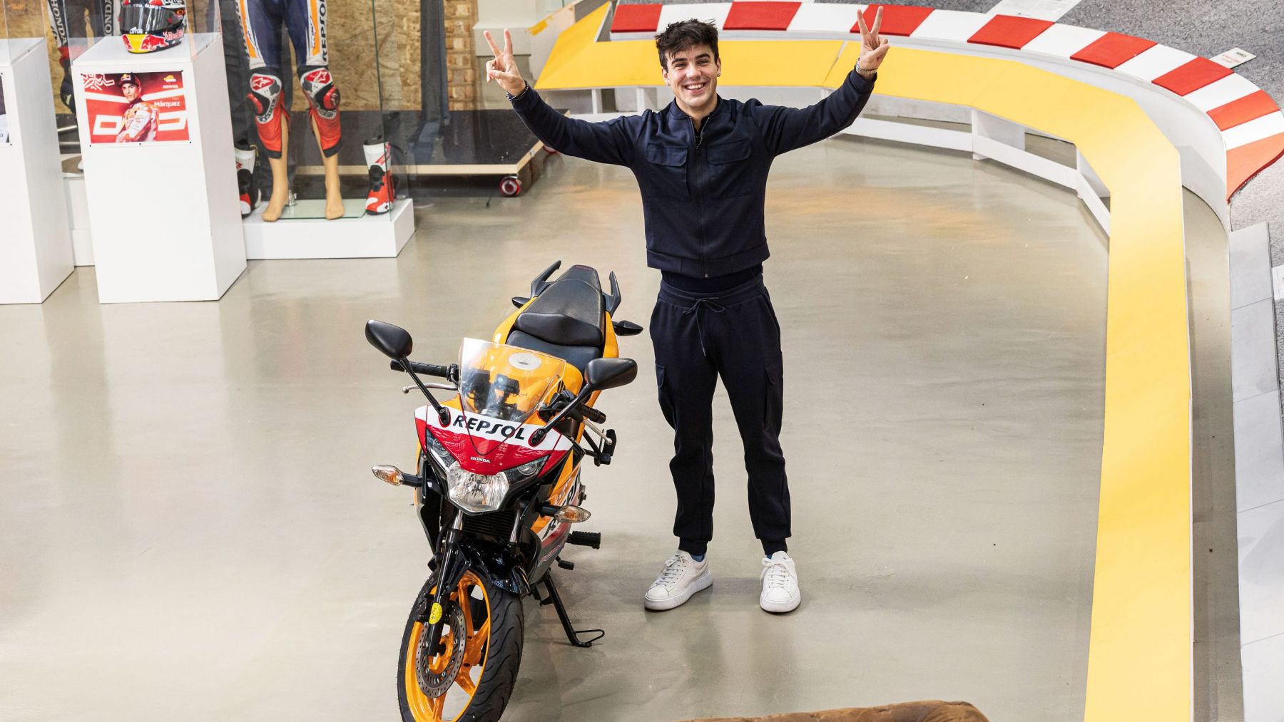Óscar Casas posa junto a la Honda CBR 125 R que llevó en la película ‘Ídolos’. (Box Repsol)