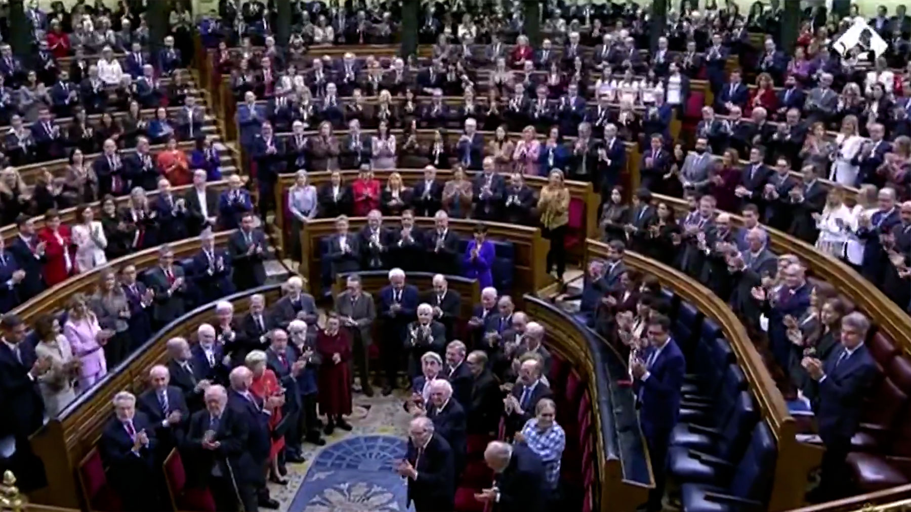 El Congreso recibe a los Reyes con una gran ovación en el homenaje a la Constitución