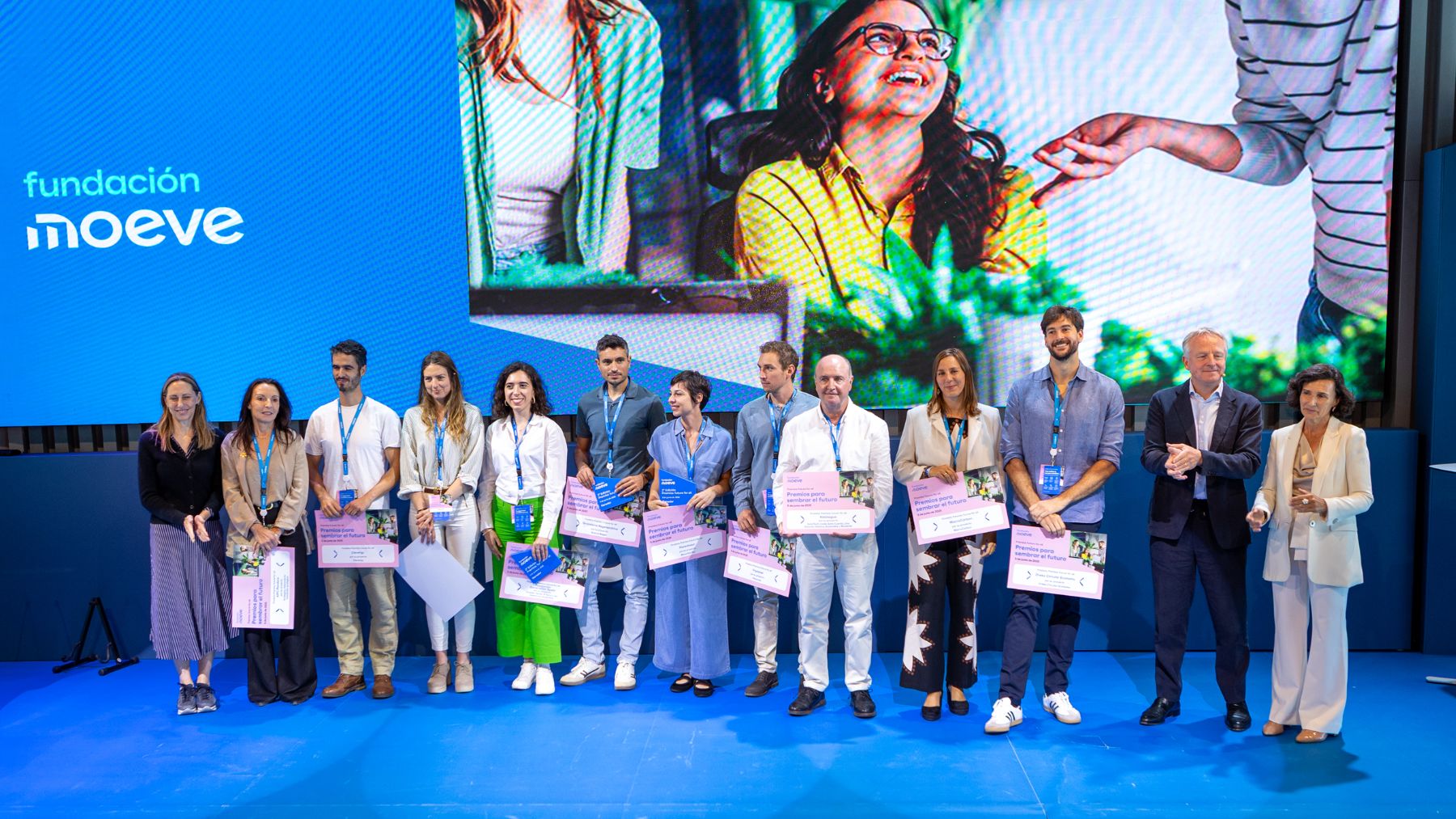 Los finalistas de la segunda edición de los Premios future for all posan junto a miembros del consejo asesor de Fundación Moeve.