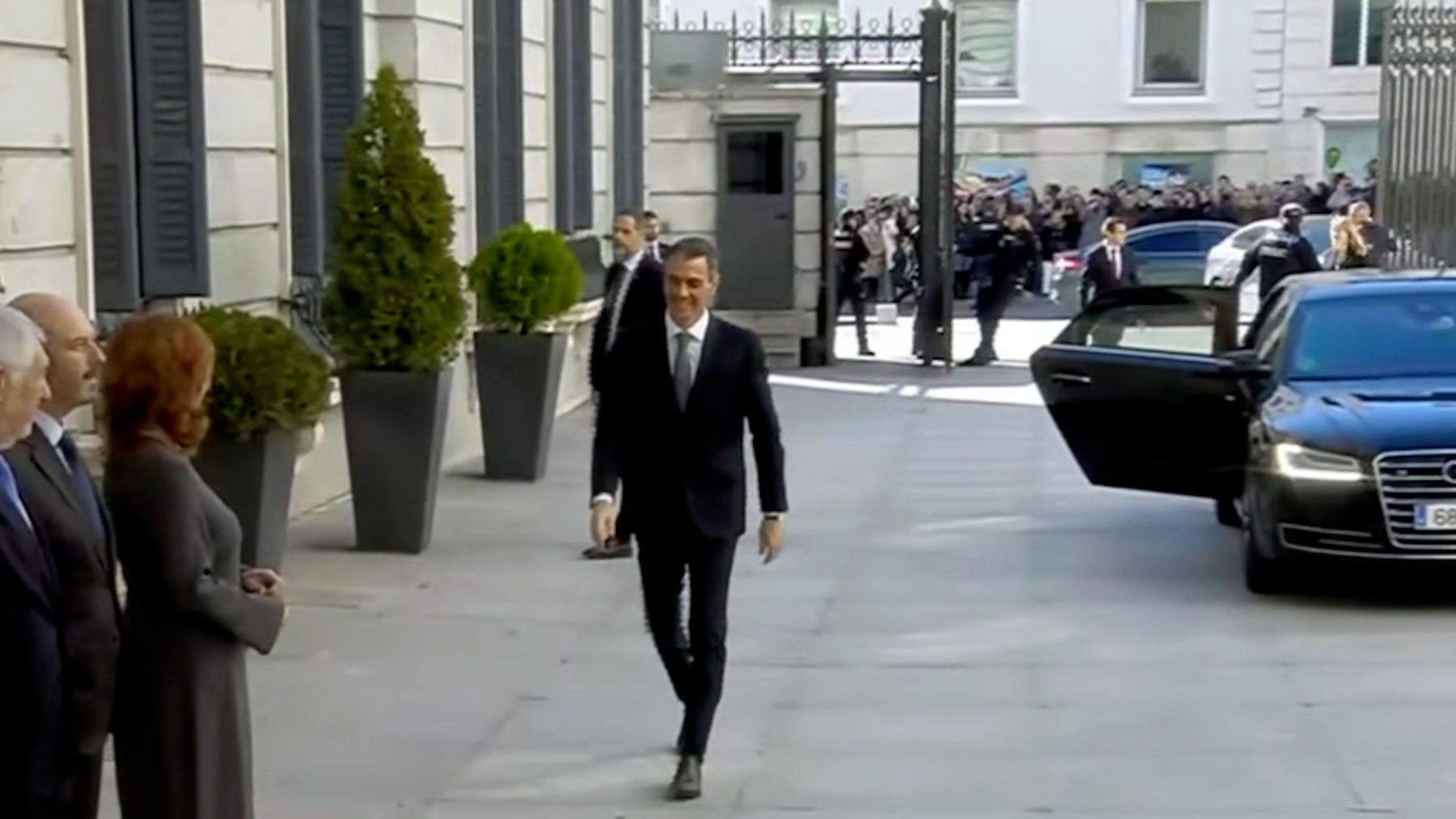 Sánchez llega al homenaje a la Constitución en el Congreso entre abucheos: ¡Vete, no te queremos!