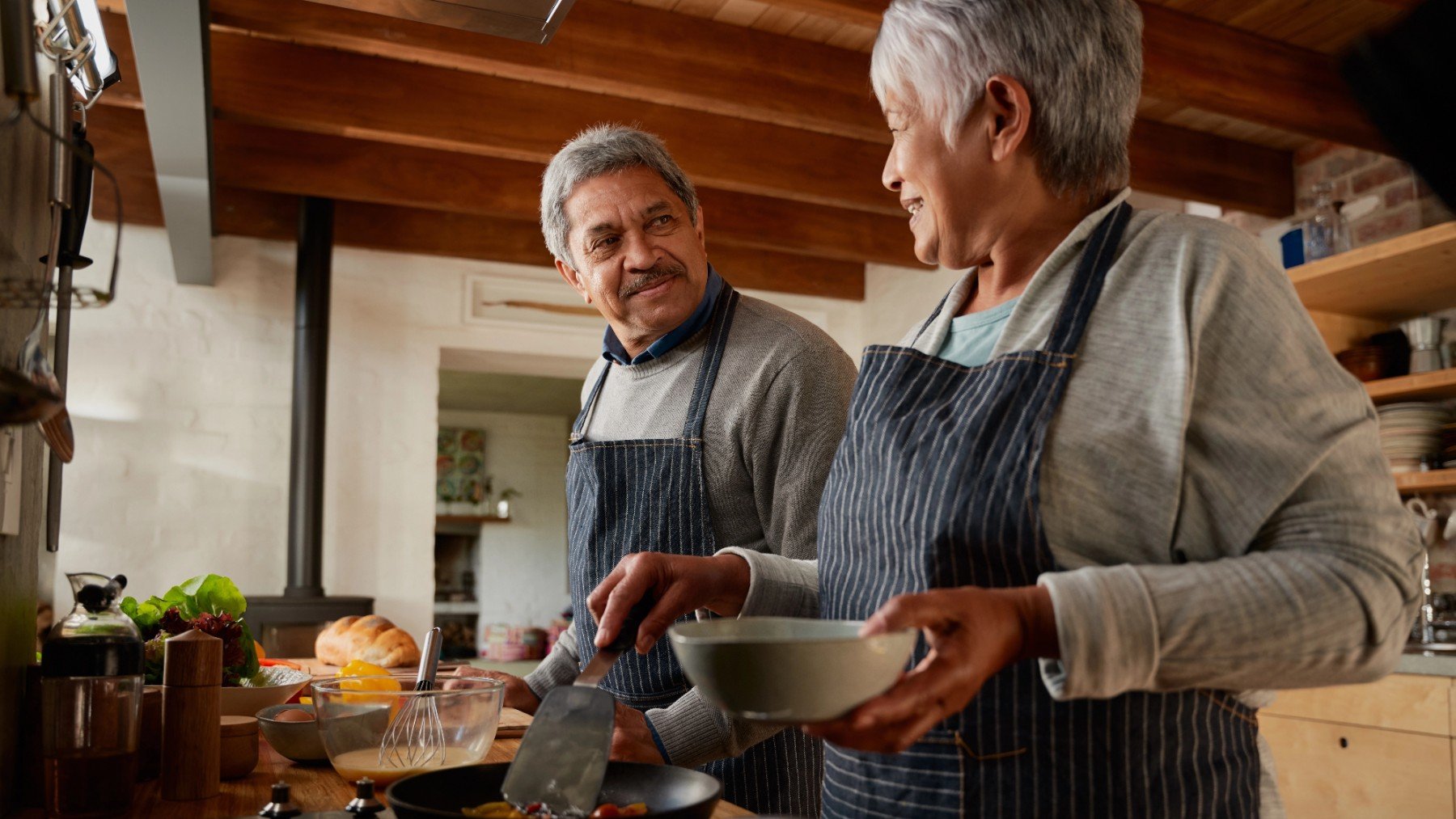 Más músculo después de los 60: la dieta con huevos y verduras que aconsejan expertos