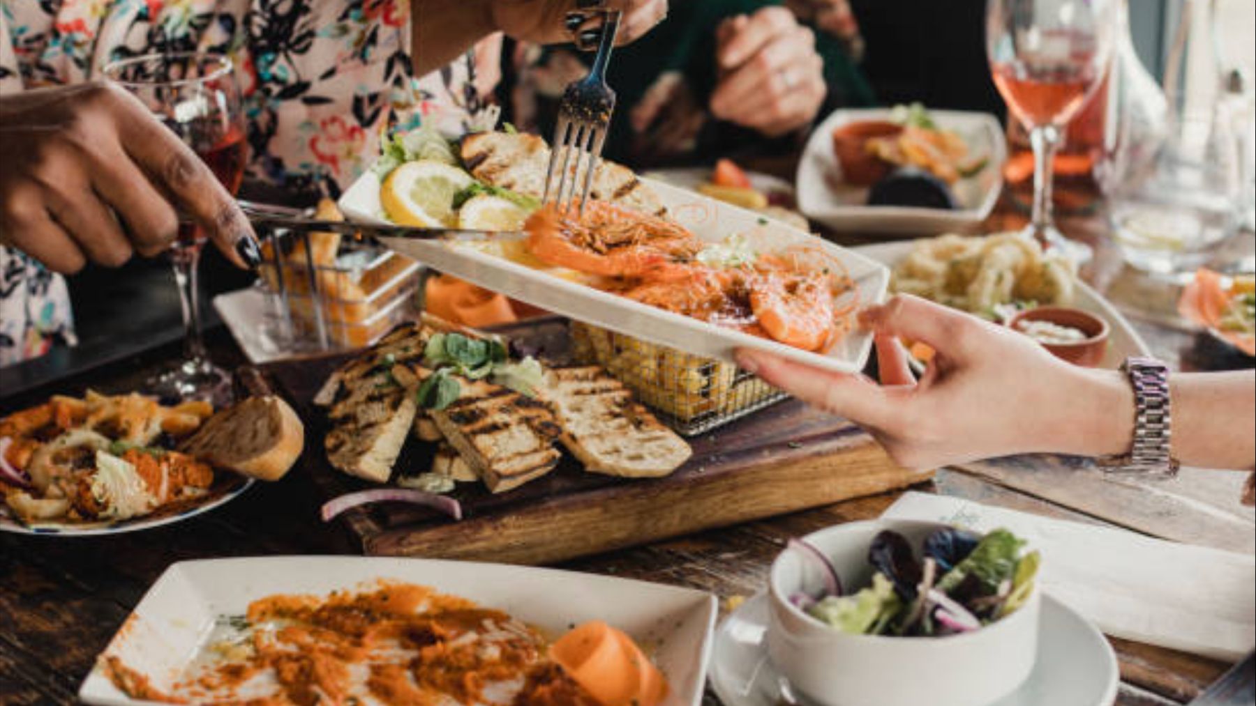 En esta pequeña aldea marinera rodeada de hórreos se come el mejor marisco de Galicia