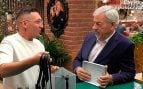 Carlos Sobera y un comensal de First Dates (Mediaset).