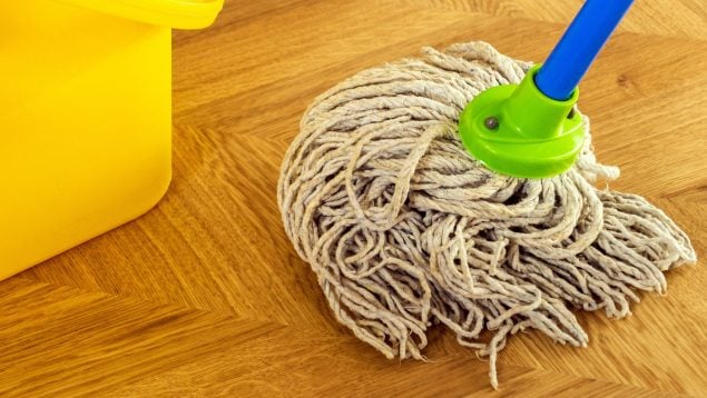 Metí una pastilla del lavavajillas en el cubo de la fregona y lo que pasó después ya es historia: No vuelvo a usar otra cosa