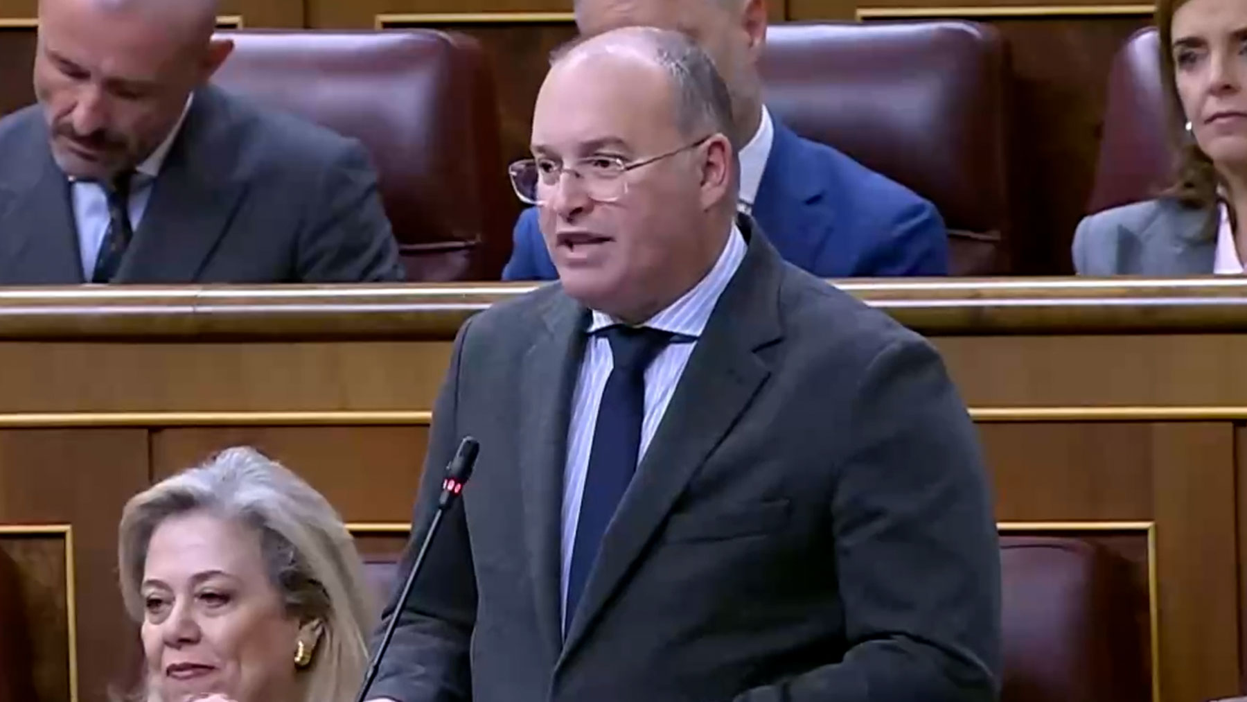 Tellado retrata el feminismo asqueroso del PSOE: Carga contra el burka y encubre la violación del DAO