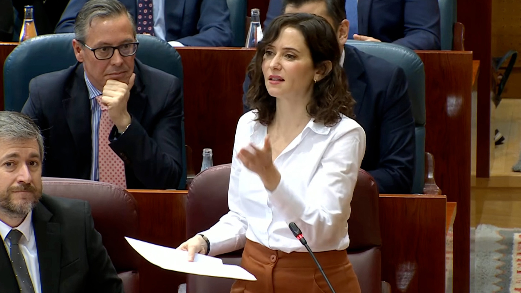 Ayuso sonroja a la izquierda: Okupas, porteros de puticlub, gestores de saunas, esos son sus políticos