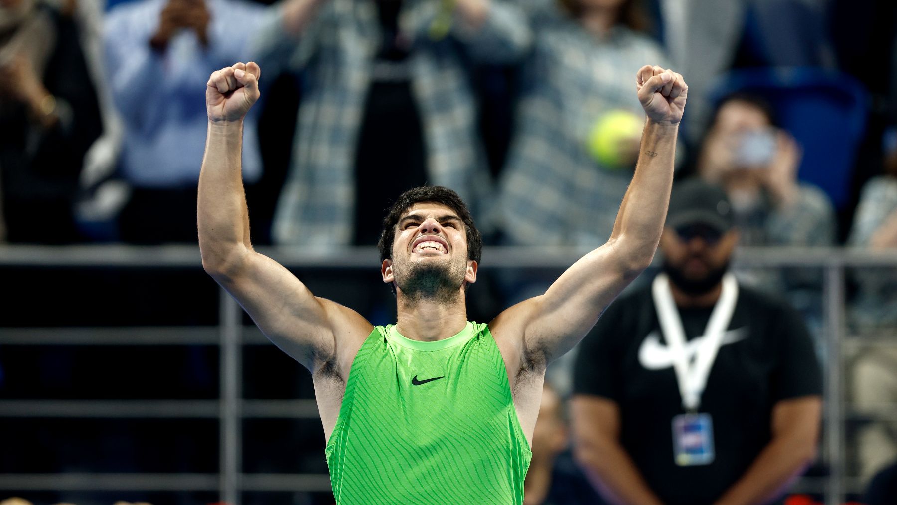 Alcaraz remonta a Khachanov para meterse en semis de Doha y se asegura el número uno hasta abril