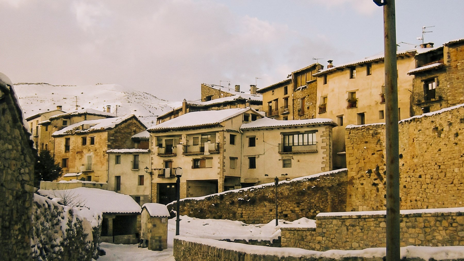 Uno de los pueblos medievales más bonitos de España es aragonés y suele estar repleto de nieve en invierno