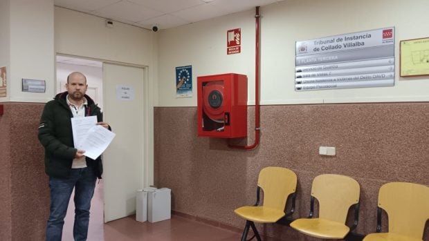 Enrique P&eacute;rez entregando la denuncia en Collado Villalba.