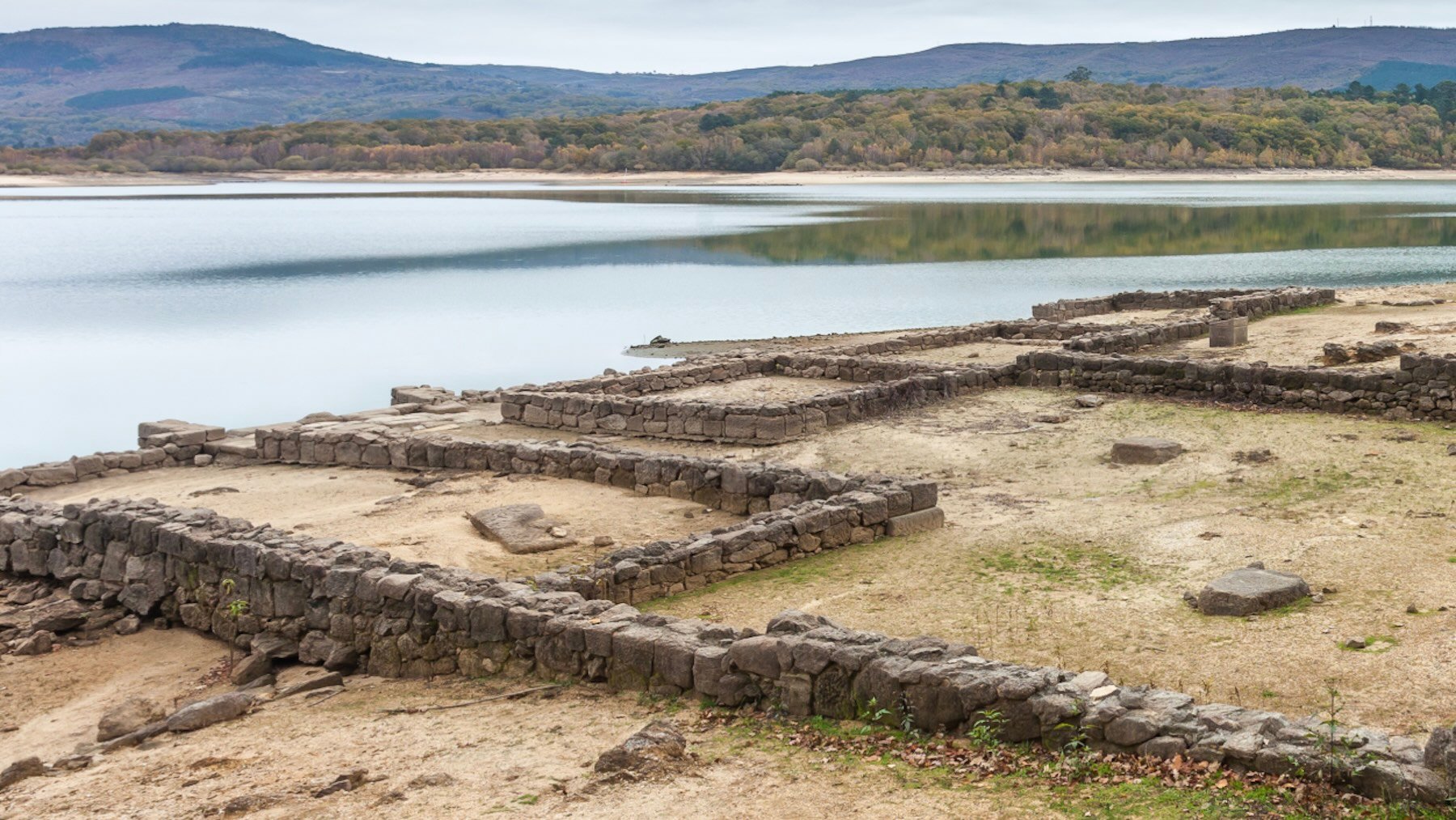 El grandioso yacimiento romano donde vivían 600 legionarios y sólo se ve cuando se vacía un pantano gallego