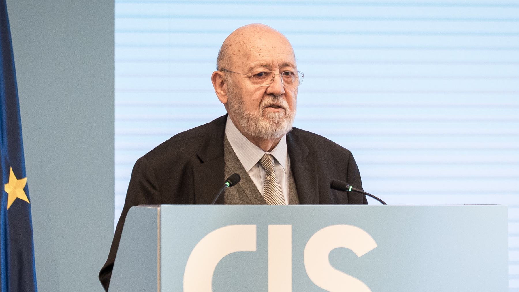 El CIS de Tezanos da un empate técnico entre PP y PSOE en Castilla y León con horquillas de ¡10 escaños!