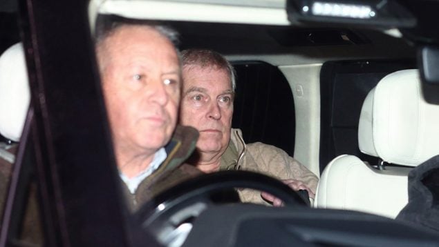 Registran propiedades del príncipe Andrés tras pasar 11 horas detenido por su vínculo con Epstein.