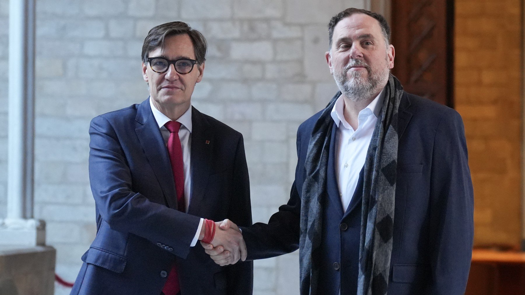 Illa se echa en brazos del independentismo y exige a Sánchez que Cataluña recaude también el IRPF