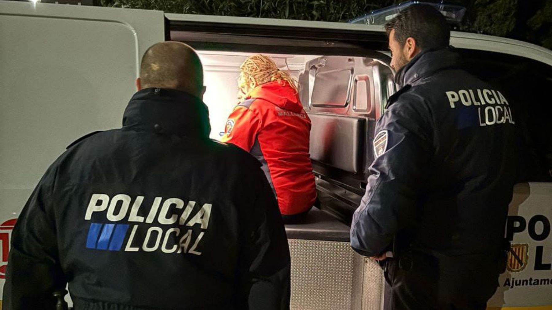 Agentes de la Policía Local de Pollença y sanitarios junto a la anciana. POLICÍA LOCAL POLLENÇA